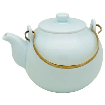 Porcelánová konvička s kovovou rukojetí