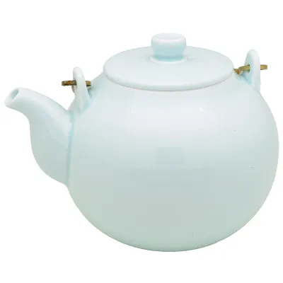 Porcelánová konvička s kovovou rukojetí